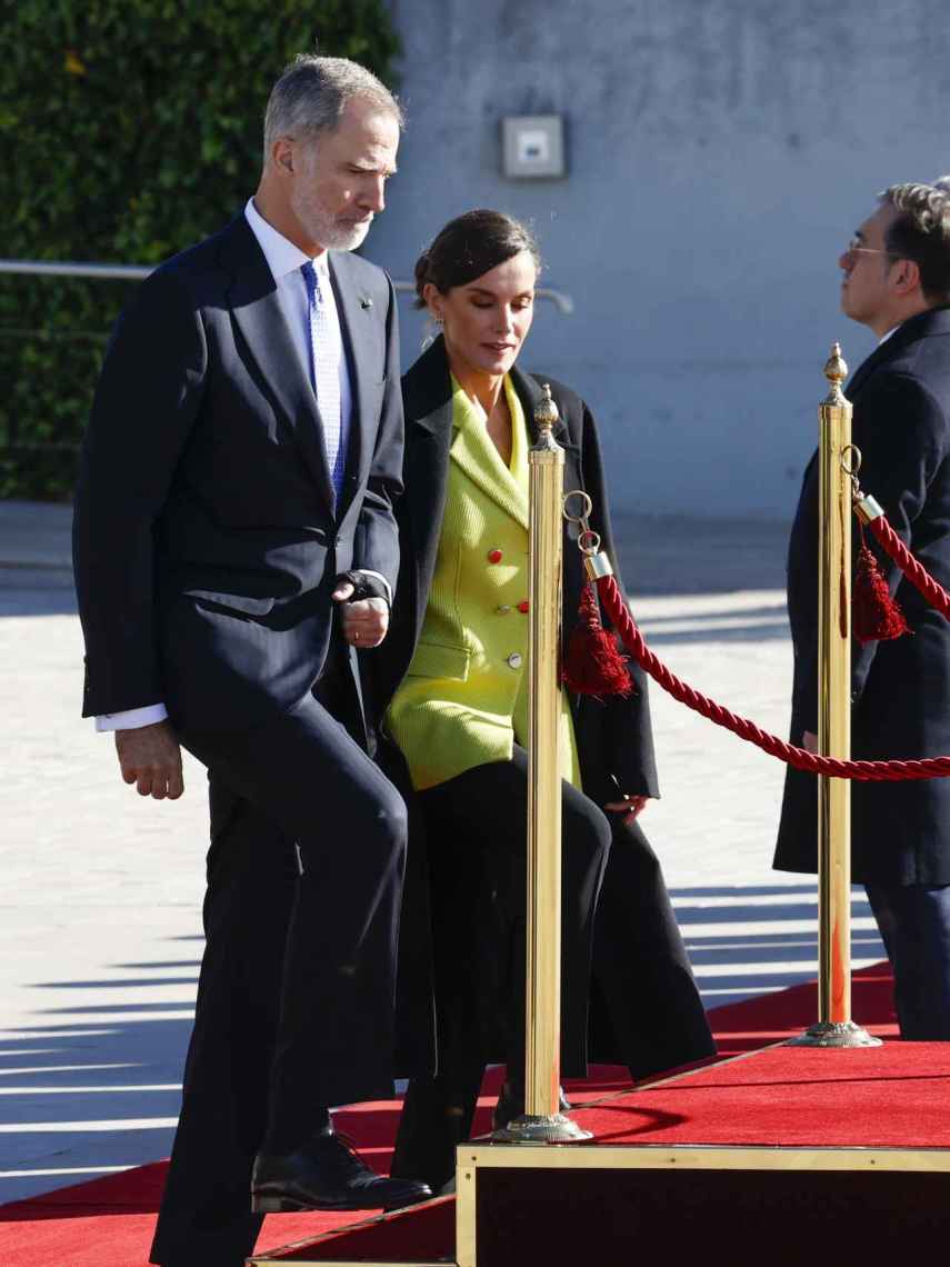 Los Reyes suben al estrado para la despedida oficial en el aeropuerto.