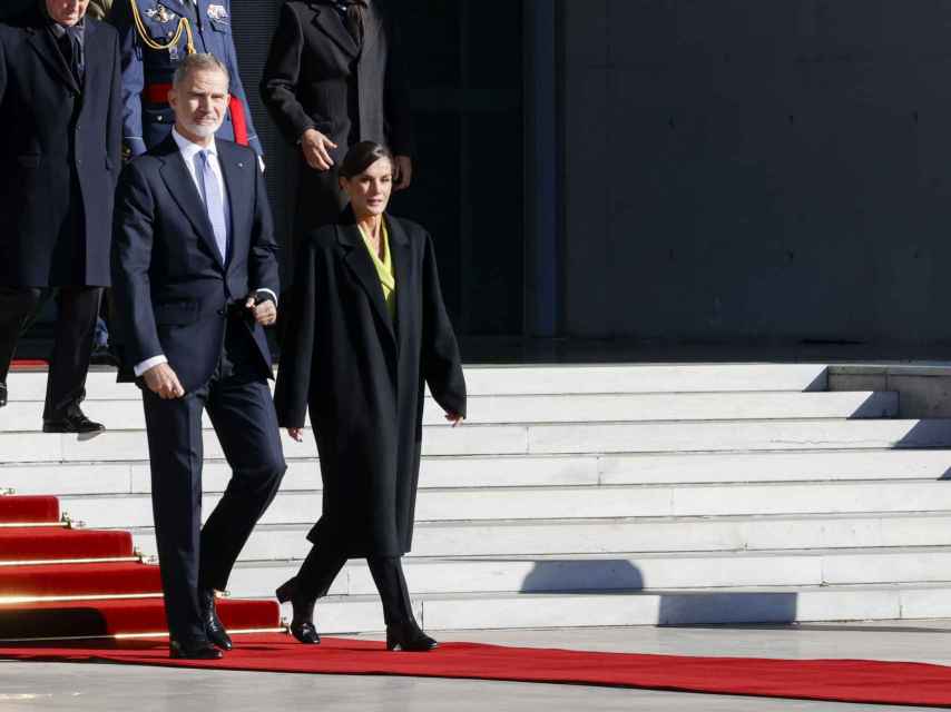 Felipe VI, de traje, y su esposa, estrenando también abrigo.