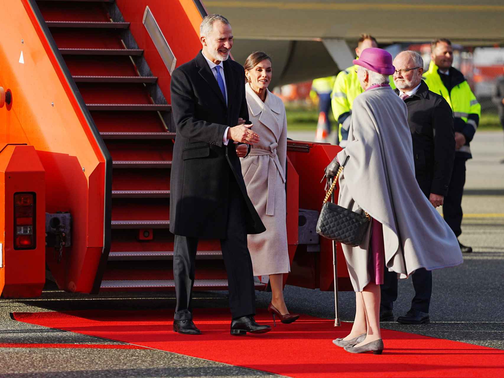 Margarita II ha recibido a los Reyes en el aeropuerto.
