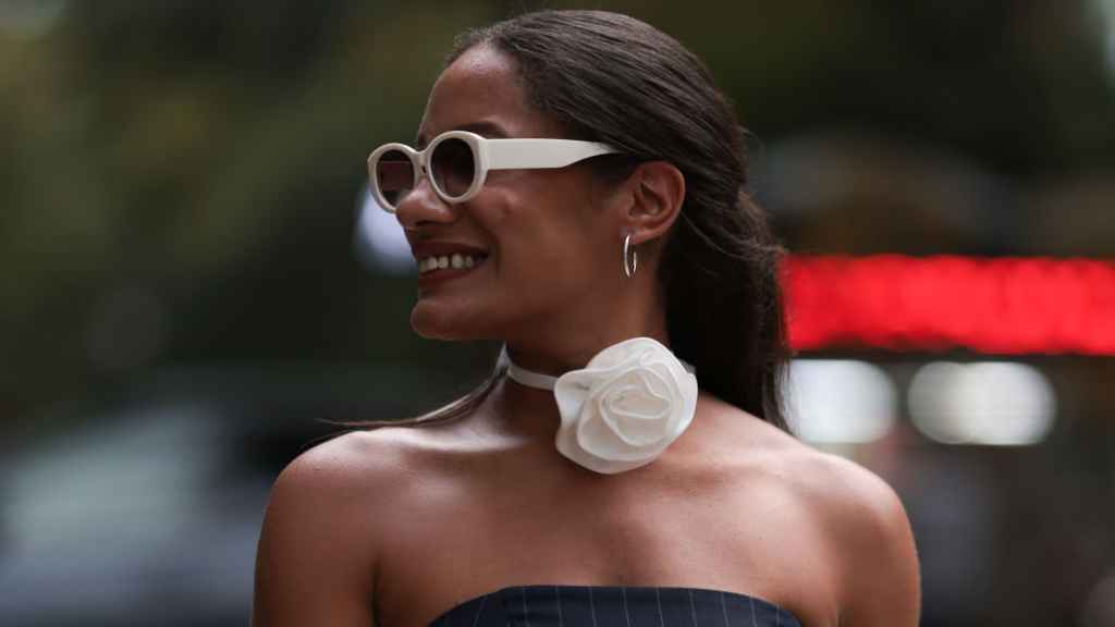 Una 'influencer', con 'choker' de flores.