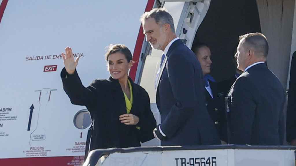 Los Reyes saludan antes de emprender vuelo.