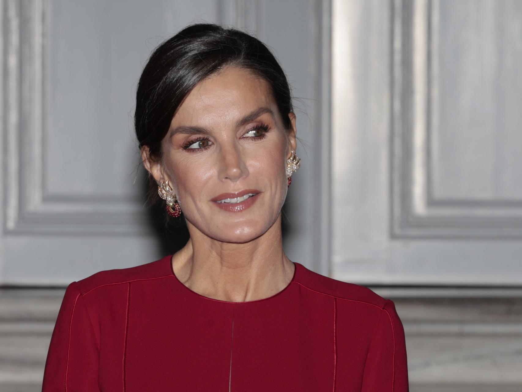 Letizia, sin tocado y con guiños a la Emérita y a la princesa Leonor, a su llegada a Dinamarca