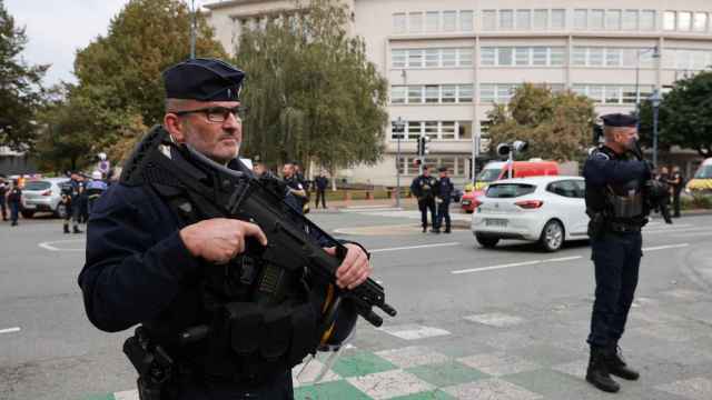 Dos policías franceses frente a un colegio en Arras, norte de Francia, en el que se cometió un atentado.