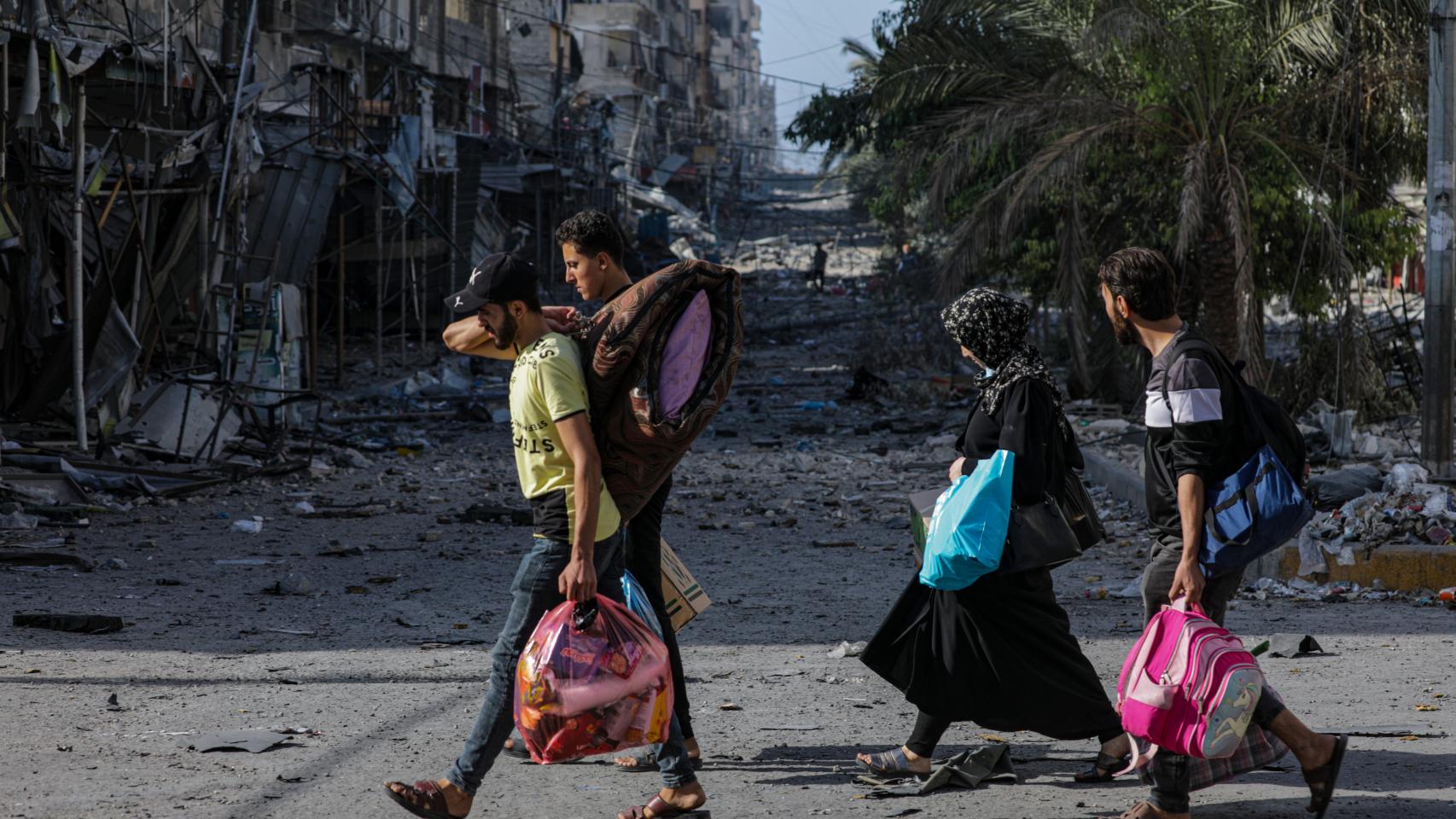 Varios residentes evacuan la ciudad de Gaza a pie durante las operaciones militares en el norte de la Franja de Gaza este lunes.