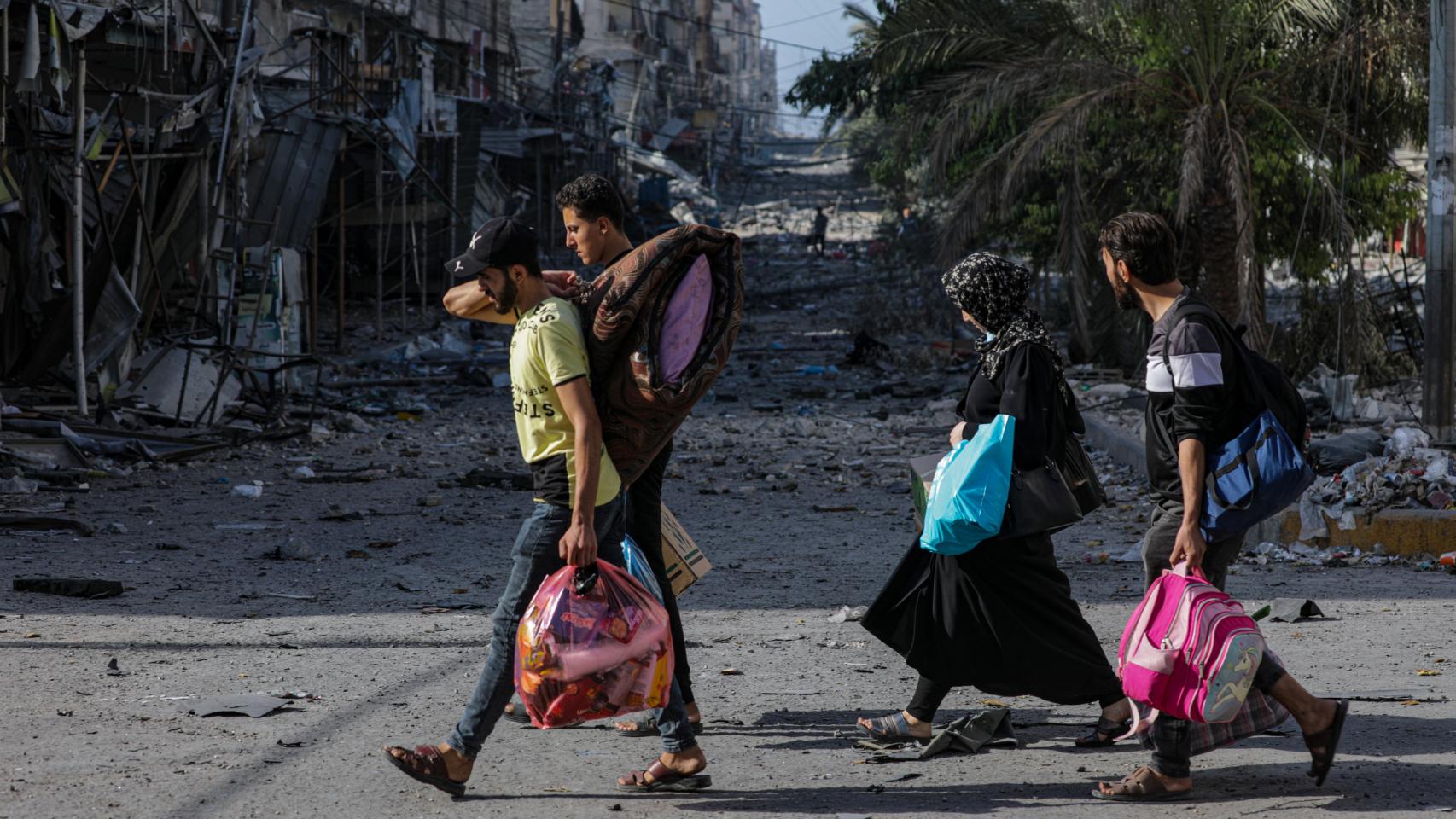Varios residentes evacuan la ciudad de Gaza a pie durante las operaciones militares en el norte de la Franja de Gaza este lunes.