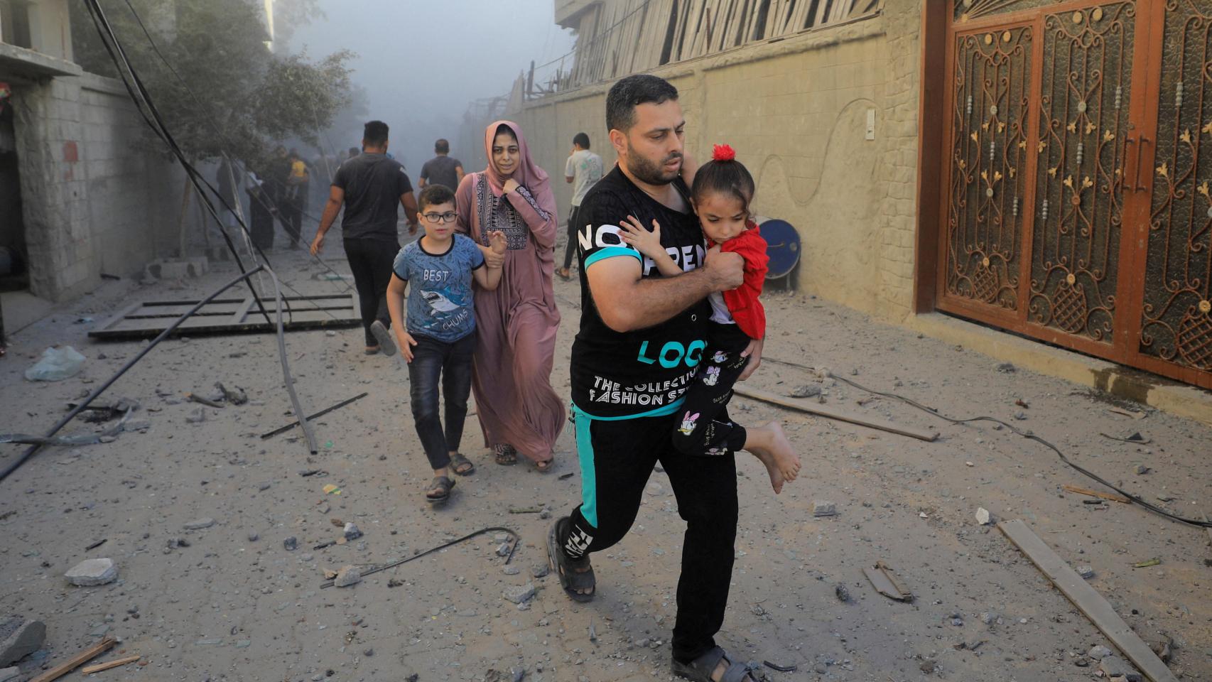 Una familia palestina evacúa el campo de refugiados de Maghazi, en el centro de la Franja de Gaza, este lunes.