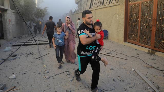 Una familia palestina evacúa el campo de refugiados de Maghazi, en el centro de la Franja de Gaza, este lunes.
