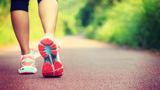 ¿Cuánto necesitas caminar a partir de los 50? Esto dicen los expertos