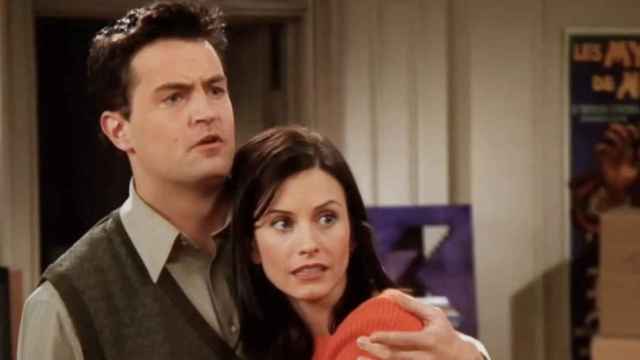 La pareja de Chandler y Monica en 'Friends' pudo haberse roto, pero Matthew Perry se interpuso para salvarla