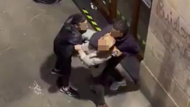 Captura del vídeo del 'mataleón' en Barcelona que se ha hecho viral.