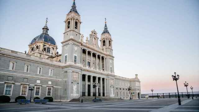 Un amanecer en la Catedral de la Almudena de Madrid.