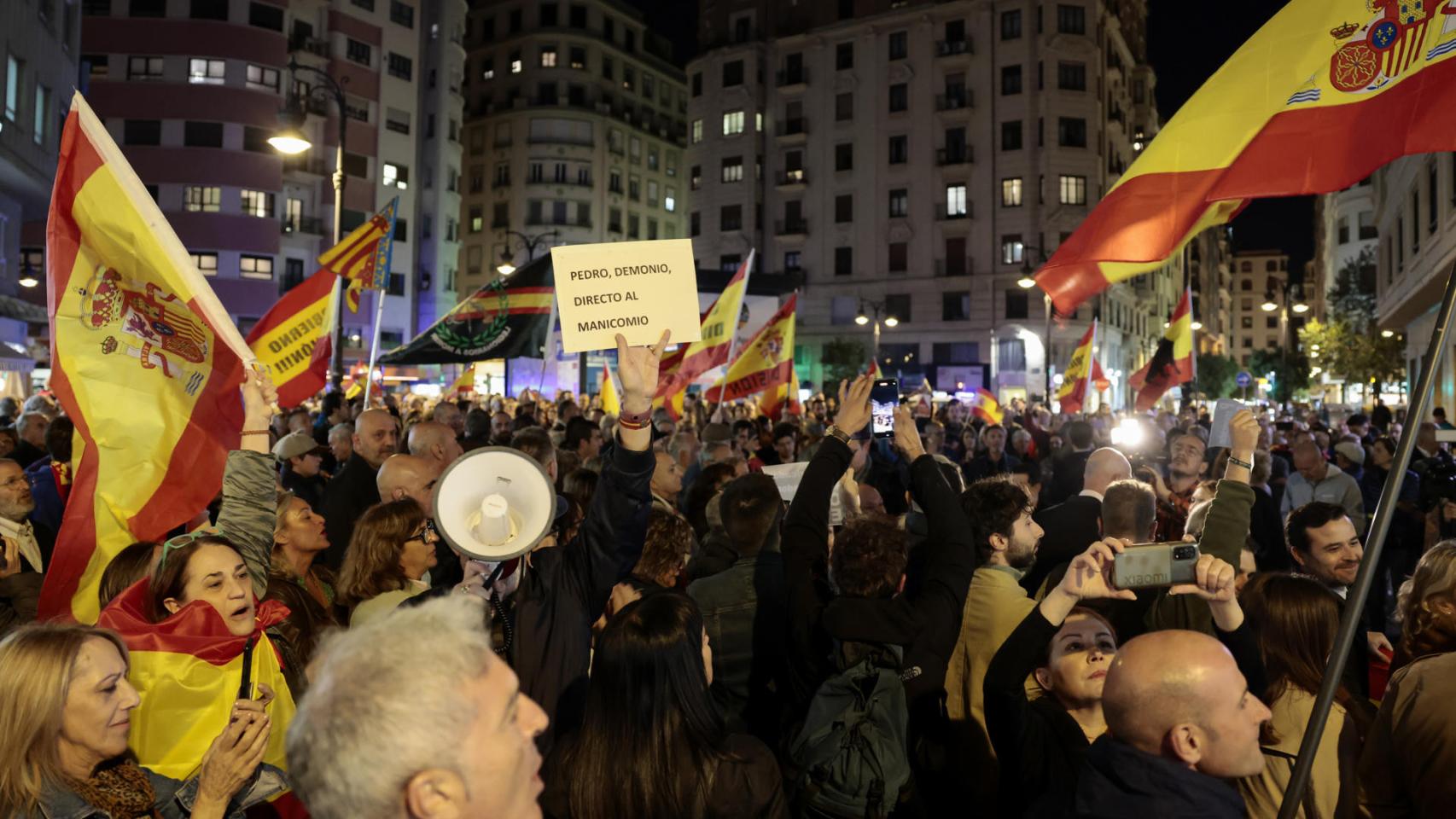 Centenares de personas se concentran frente a la sede del PSOE en Valencia
