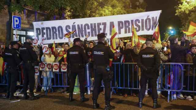 Manifestación contra la ley de amnistía frente a la sede del PSOE en la calle Ferraz de Madrid.