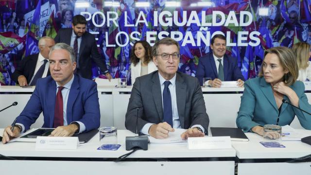 Feijóo, junto a la plana mayor del PP, este lunes en Génova 13.