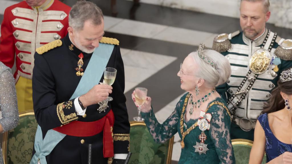 Felipe y Margarita brindando.