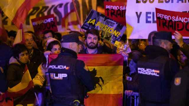 El vicepresidente de la Junta, Juan García-Gallardo, en primera línea en la manifestación contra la amnistía celebrada ante la sede del PSOE en Madrid, este lunes.