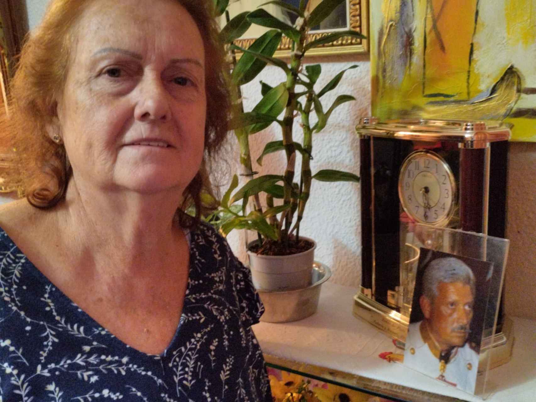Rosario Bermudo posando en su casa de Sevilla junto a una imagen de su padre, Leoncio.