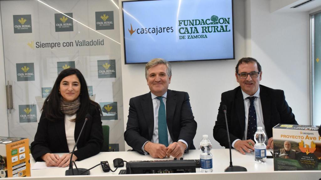 María Eugenia Clemente (Aciturri), Alfonso Jiménez (Cascajares) y Narciso Prieto (Caja Rural de Zamora), en la presentación del proyecto Ave Fénix