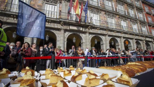 Imagen de la degustación de la Corona de la Almudena en Plaza Mayor en 2022.