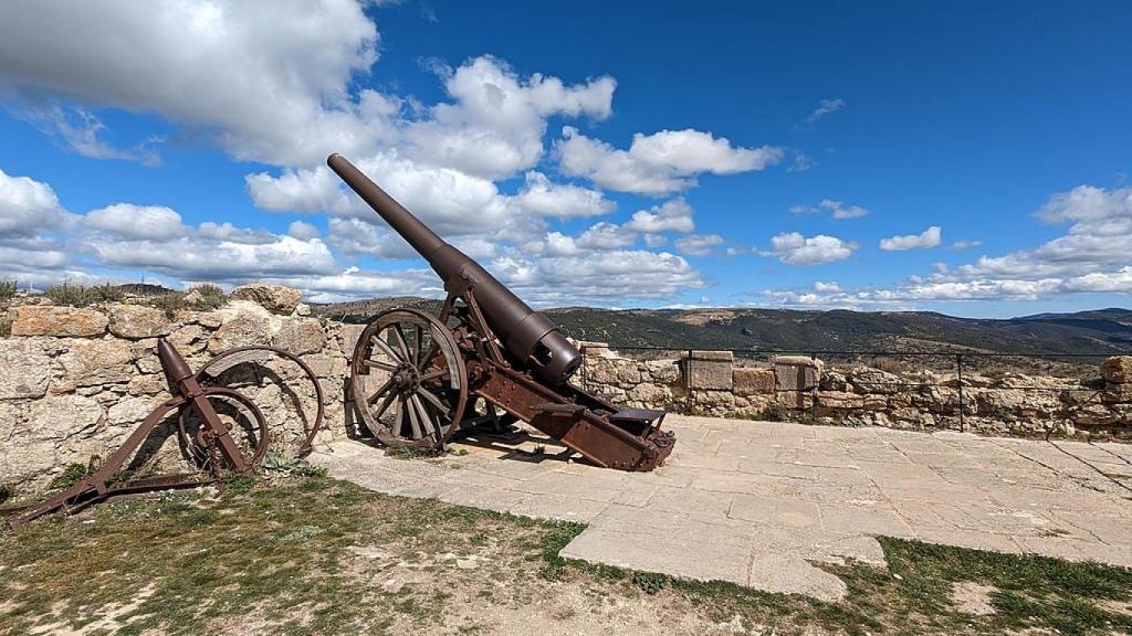 Restos de artillería del siglo XIX en las baterías del castillo