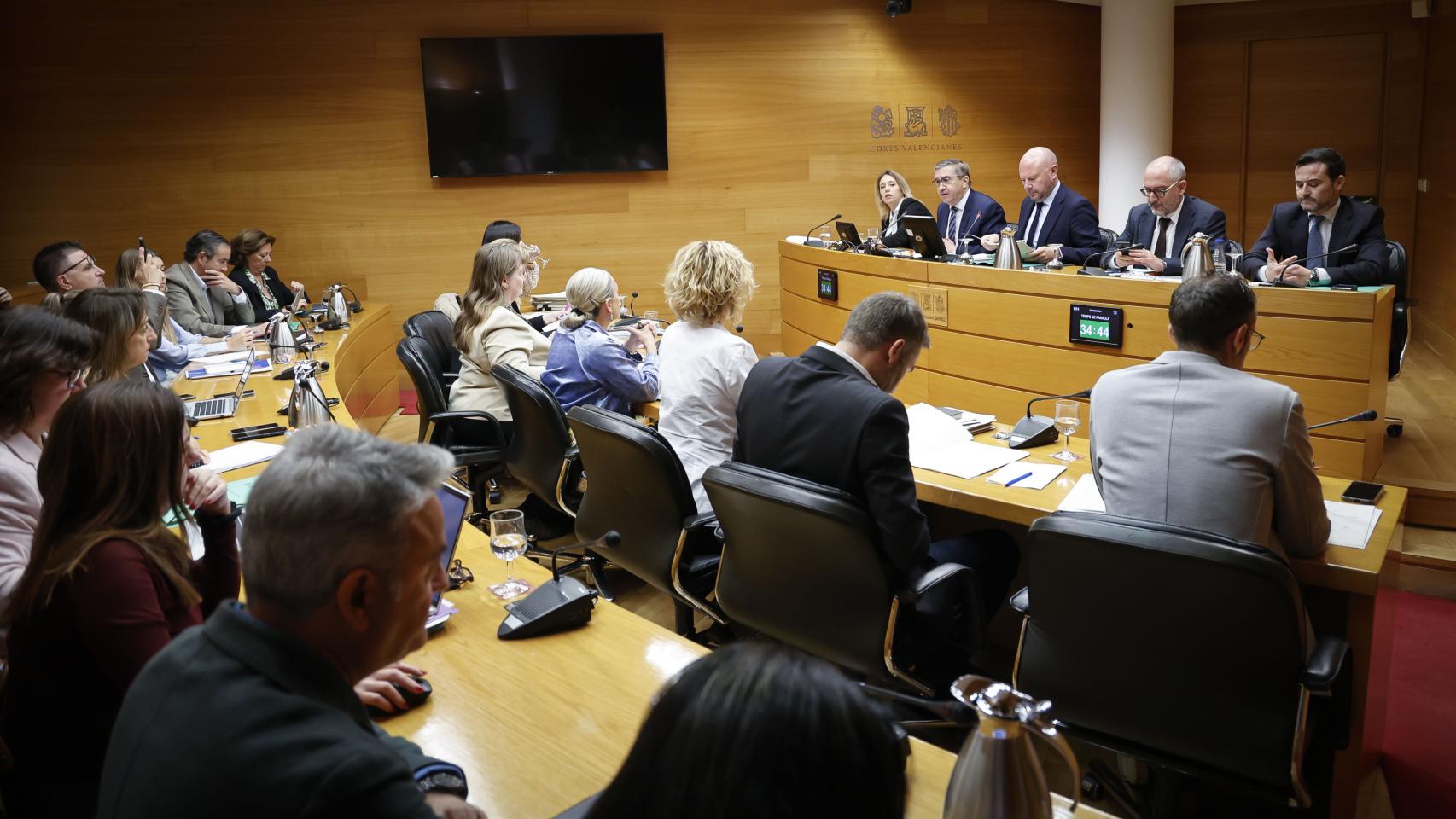 La Comisión de Hacienda de las Cortes valencianas este martes. EE