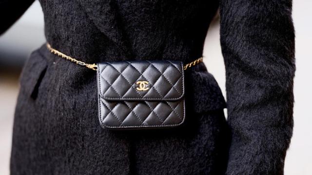 Detalle de un bolso en el 'street style'.