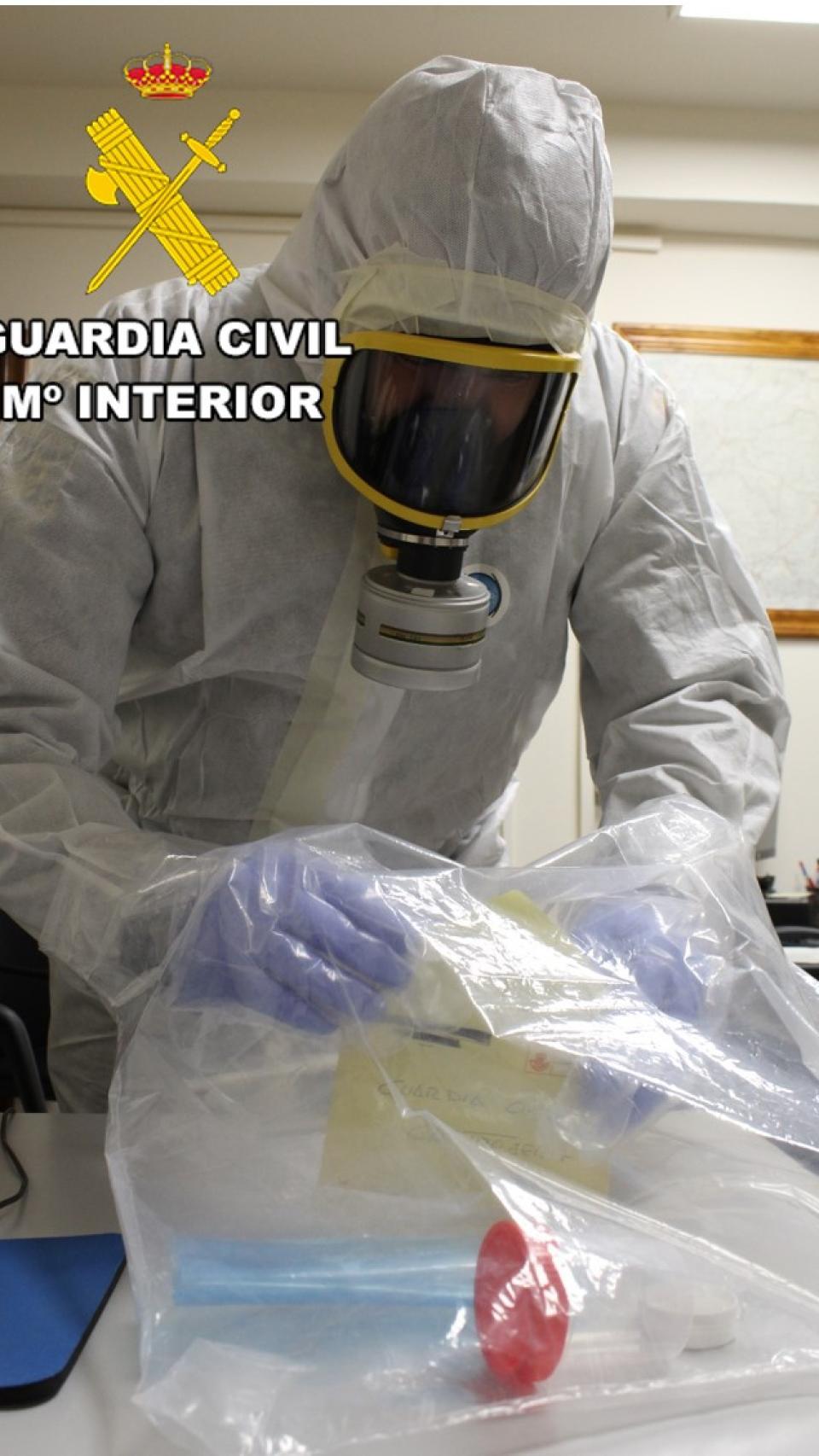 Un agente guarda el sobre con el posible ataque biológico en Burgos