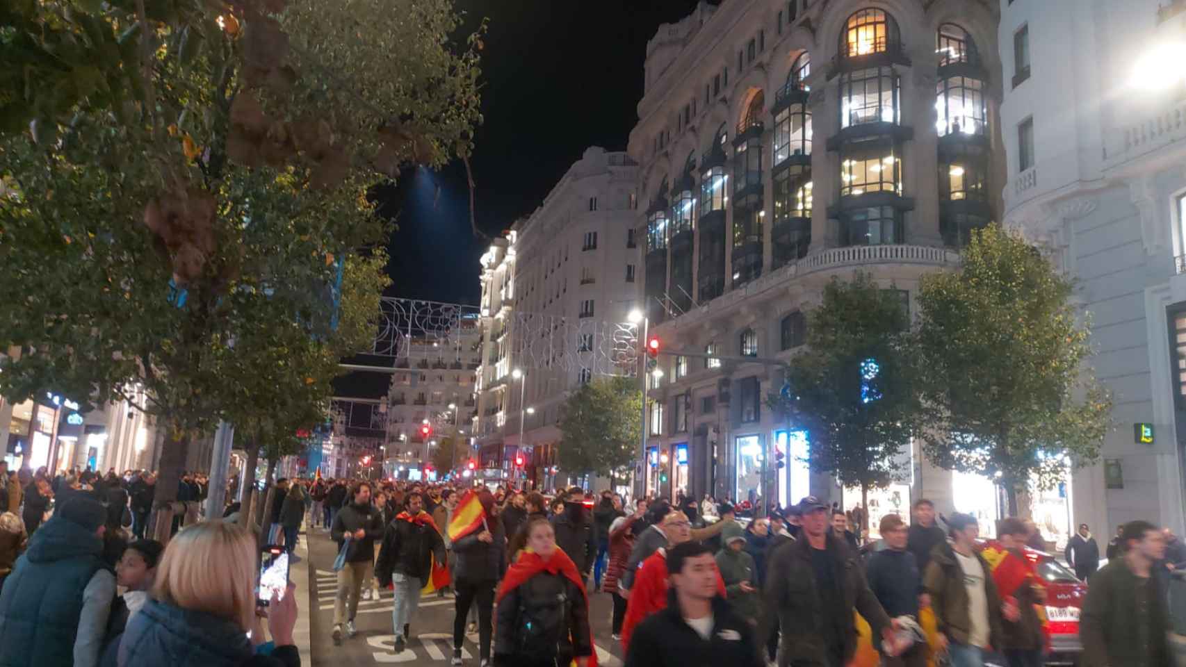 Manifestantes bajan por Gran Vía en dirección a la sede del PSOE