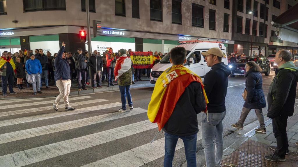 Concentración en las puertas de la sede del PSOE de Valladolid para protestar contra la amnistía