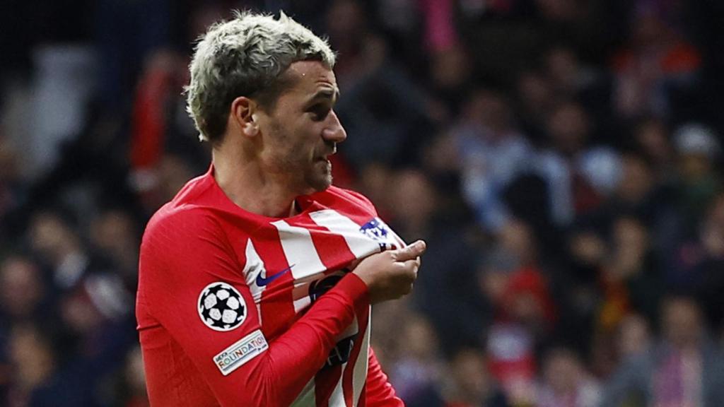 Griezmann muestra el escudo del Atlético de Madrid.