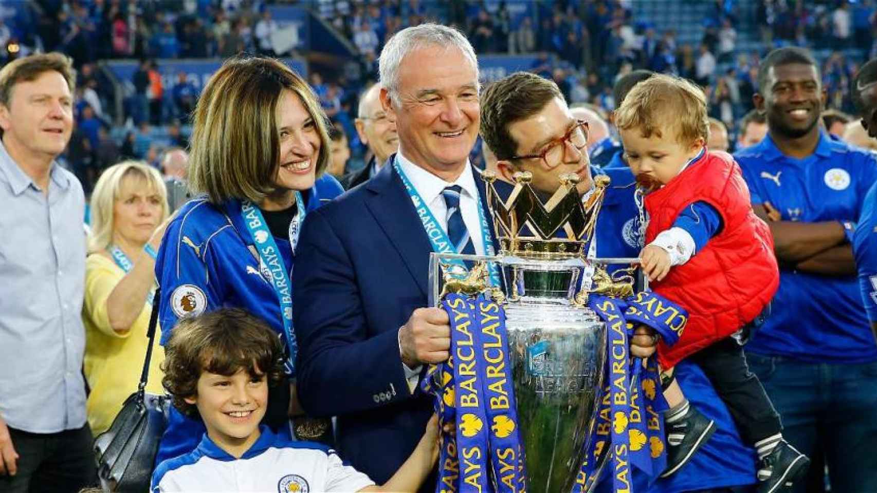 Ranieri celebra el título de la Premier con su familia.