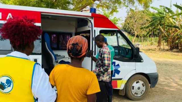 Una ambulancia de Alicante viaja a Zambia para mejorar la asistencia sanitaria.