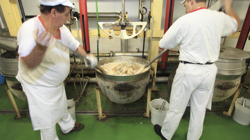 Elaboración del turrón de Jijona, en una imagen de Shutterstock.