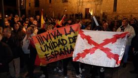 Imagen de la concentración contra la amnistía frente a la sede del PSOE de Salamanca, este lunes.
