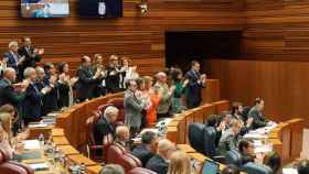 Las bancadas de PP y Vox aplauden una intervención del presidente de la Junta, Alfonso Fernández Mañueco, en el pleno de las Cortes de este martes.