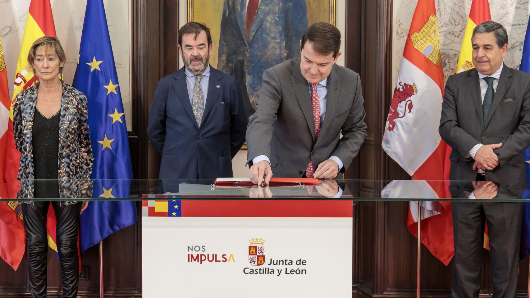 El presidente de la Junta de Castilla y León, Alfonso Fernández Mañueco firmando el acuerdo