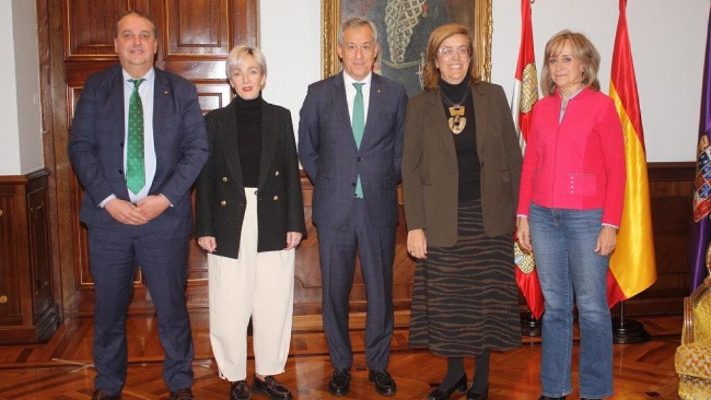 El presidente de Eurocaja Rural, Javier López Martín, durante su reunión con la presidenta de la Diputación de Palencia, Ángeles Armisén, este martes.