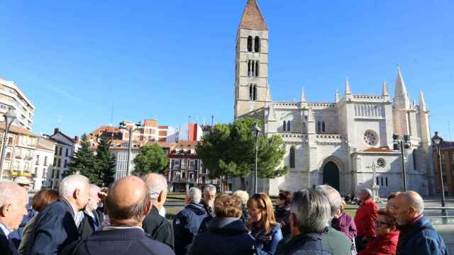 Un grupo de turistas observando la iglesia de Santa María de La Antigua en Valladolid