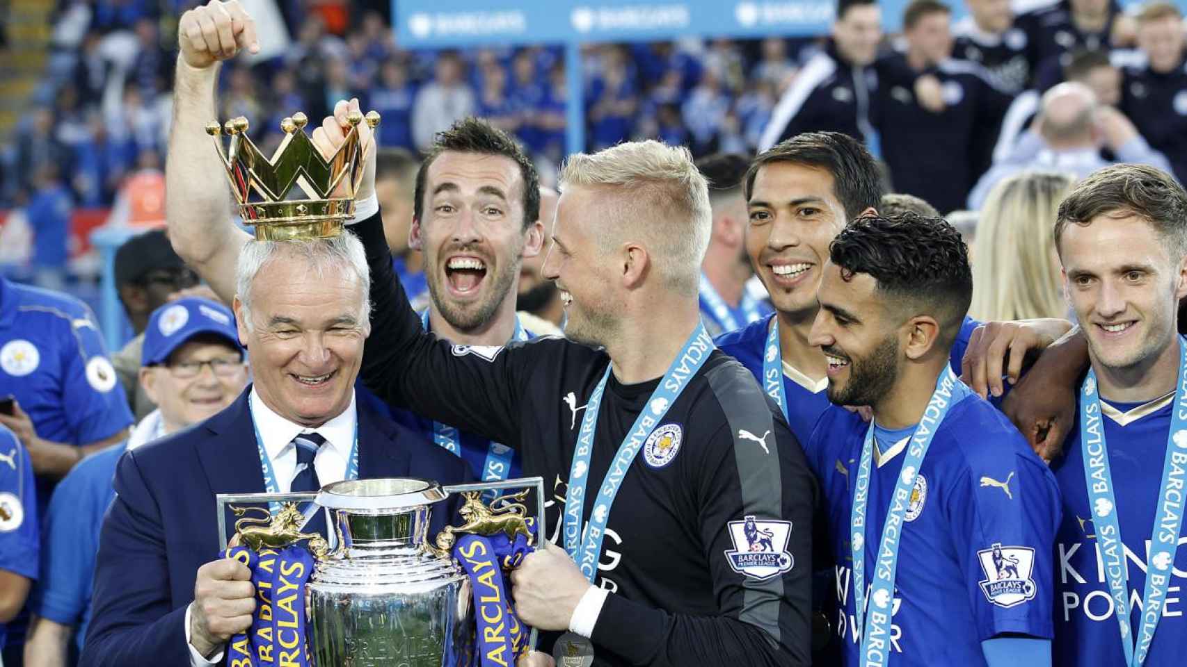 Ranieri, el entrenador del Leicester, con la copa de campeón de la Premier League.