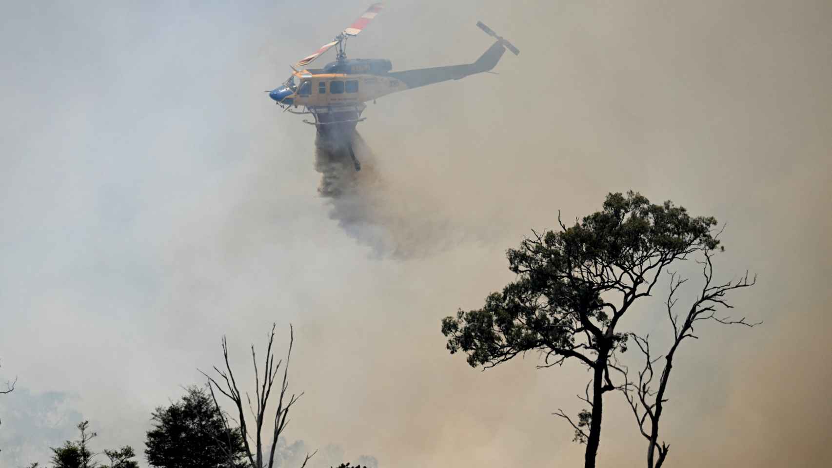 Un helicóptero combate los incendios forestales en Queensland, Australia, 2 de noviembre de 2023.