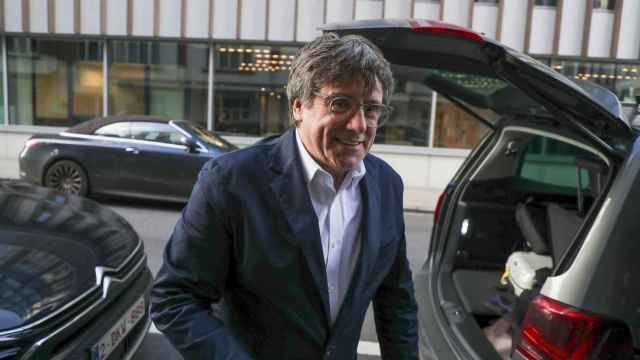 Carles Puigdemont, eurodiputado y expresident catalán huido de la Justicia, carga su coche en Bruselas.