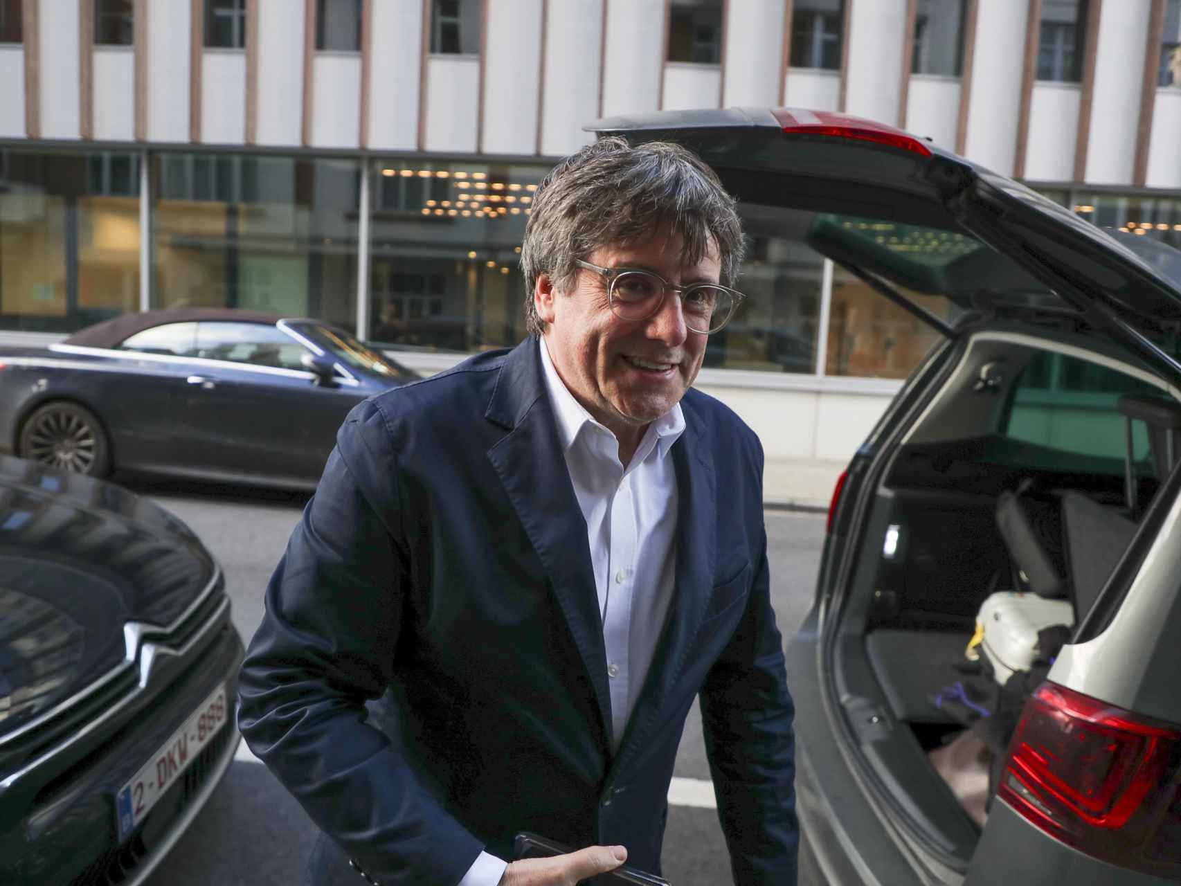 Carles Puigdemont, eurodiputado y expresident catalán huido de la Justicia, carga su coche en Bruselas.