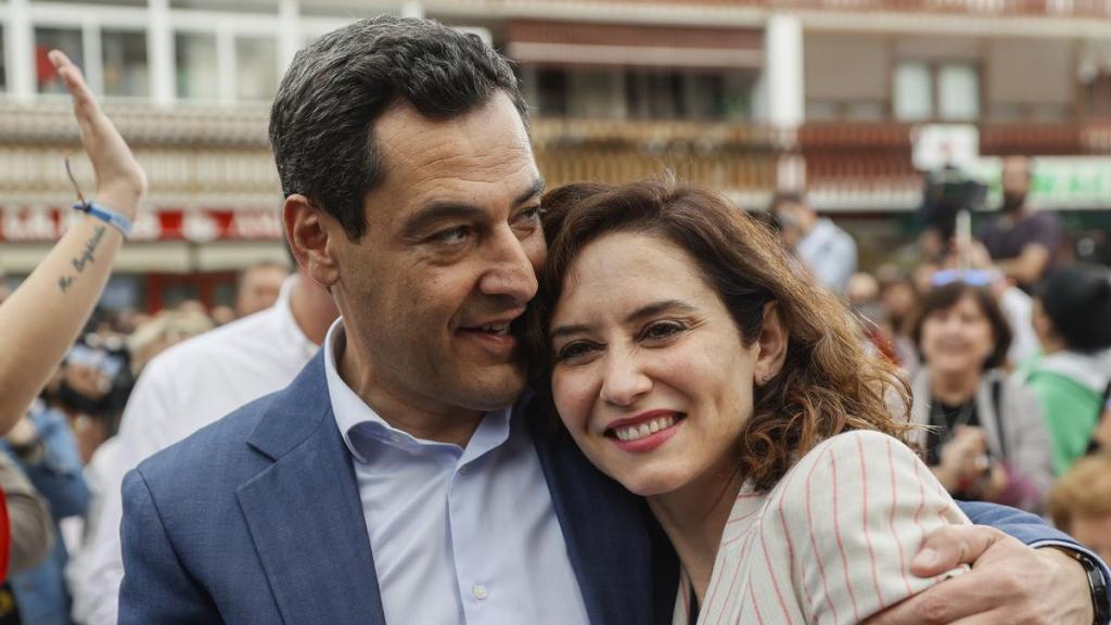 El presidente de la Junta de Andalucía, Juanma Moreno, junto a la presidenta de Madrid, Isabel Díaz Ayuso.