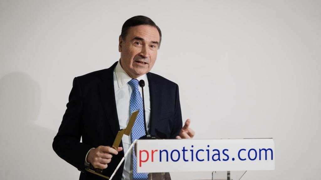 Pedro J. Ramírez, director de EL ESPAÑOL, tras recibir el Premio al mejor periodista veterano de PRNoticias.