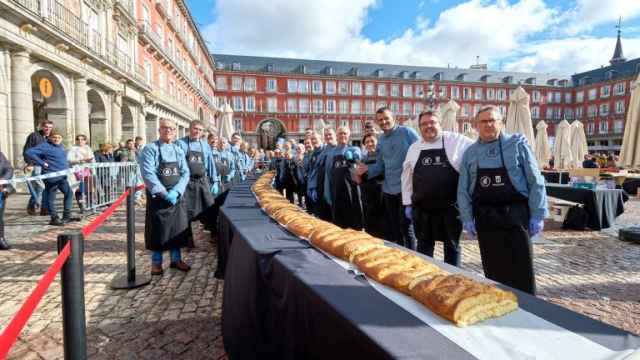 Los cocineros de Acyre Madrid reparten una Corona de la Almudena gigante, el 9 de noviembre de 2022 en la Plaza Mayor.