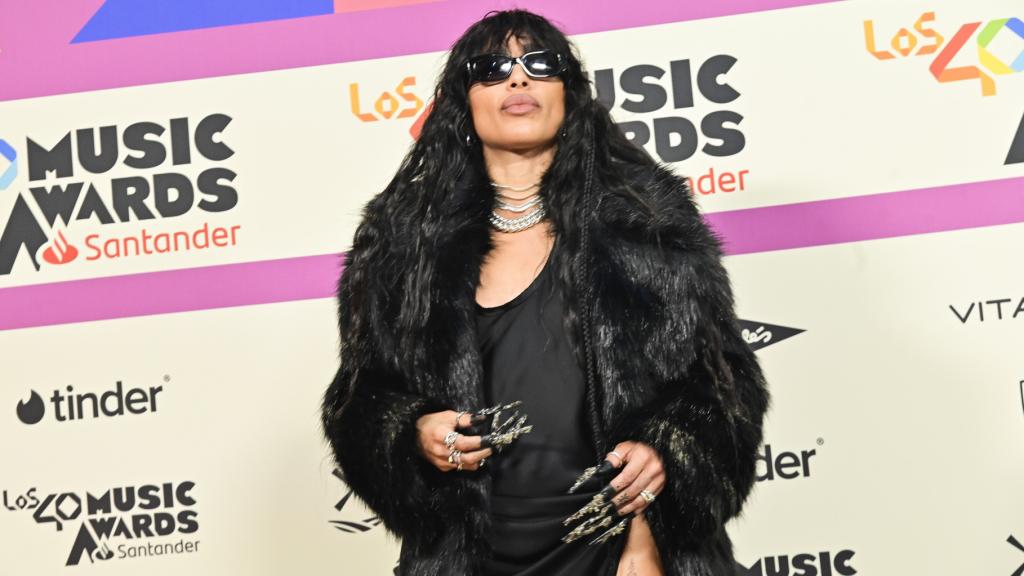 Espectacular manicura de Loreen en el photocall de Los 40 Music Awards 2023 en Madrid.