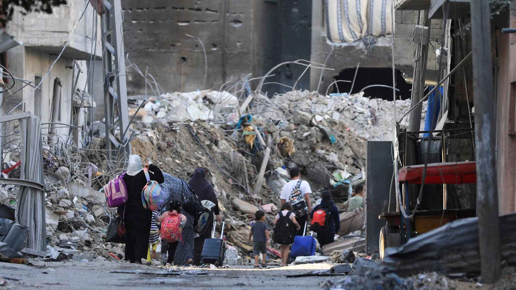 Familias palestinas abandonan sus hogares de Gaza City por el conflicto entre Israel y Hamás.