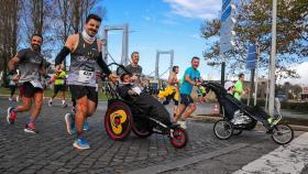 Pedro y Mario, junto a sus padres, completando la maratón de Oporto