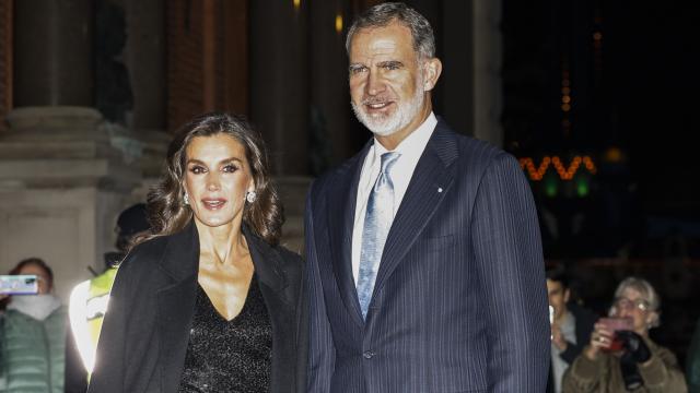 Letizia todo glamour con un vestido de lentejuelas de la firma Rotate y sus Manolos preferidos