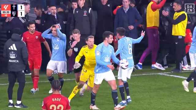 Momento en el que Hernández Hernández anula el penalti señalado a favor del Celta.